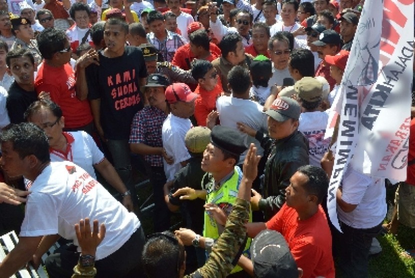  Sejumlah orang terlibat ricuh saat kampanye Jokowi di Lapangan Rejomulyo, Kota Madiun, Jatim, Sabtu (28/6).