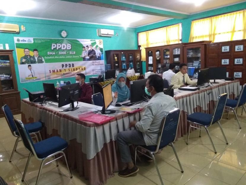 Sejumlah orang tua calon siswa sedang berkonsultasi mengenai cara pendaftaran PPDB Kabupaten Indramayu. Meski menerapkan sistem online, namun tak sedikit orang tua yang tetap datang ke sekolah untuk memperoleh informasi mengenai PPDB  tersebut. 