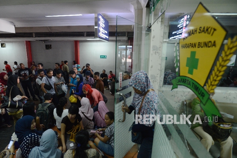 Sejumlah orang tua dari anak korban vaksin palsu beradu argumen dengan pegawai Rumah Sakit Harapan Bunda untuk meminta kejelasan tentang anaknya yang diduga mendapat vaksin palsu dari rumah sakit tersebut di Jakarta, Jumat (15/7).