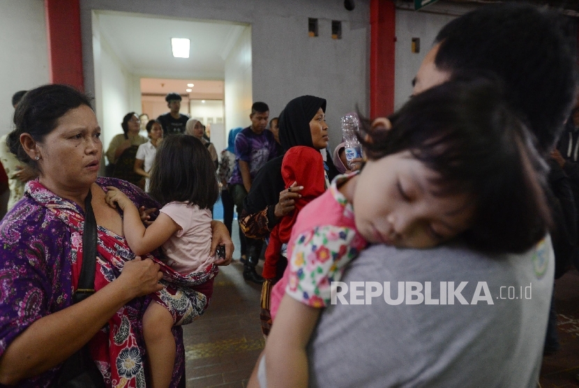 Sejumlah orang tua dari anak korban vaksin palsu beradu argumen dengan pegawai Rumah Sakit Harapan Bunda untuk meminta kejelasan tentang anaknya yang diduga mendapat vaksin palsu dari rumah sakit tersebut di Jakarta, Jumat (15/7).