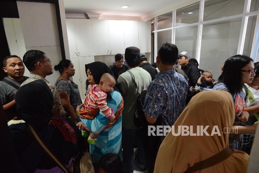 Sejumlah orang tua dari anak korban vaksin palsu mendatangi Rumah Sakit Harapan Bunda untuk meminta kejelasan tentang anaknya yang diduga mendapat vaksin palsu dari rumah sakit tersebut di Jakarta, Jumat (15/7)