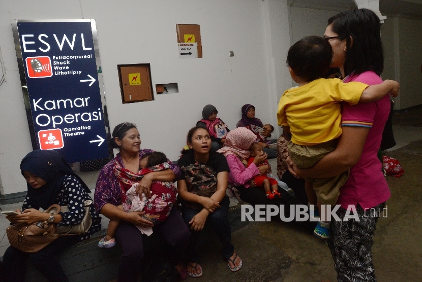Sejumlah orang tua dari anak korban vaksin palsu mendatangi Rumah Sakit Harapan Bunda untuk meminta kejelasan tentang anaknya yang diduga mendapat vaksin palsu dari rumah sakit tersebut di Jakarta, Jumat (15/7