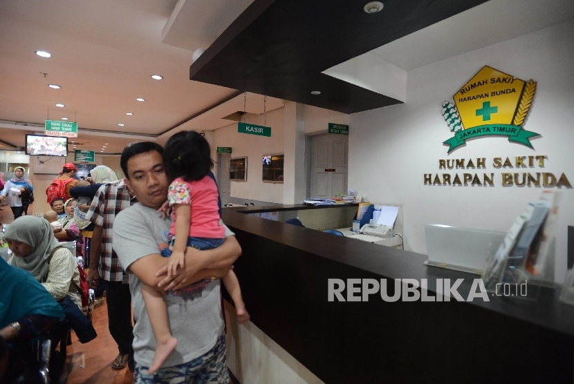 Sejumlah orang tua dari anak korban vaksin palsu mendatangi Rumah Sakit Harapan Bunda untuk meminta kejelasan tentang anaknya yang diduga mendapat vaksin palsu dari rumah sakit tersebut di Jakarta, Jumat (15/7).
