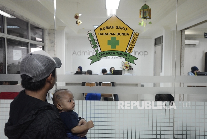 Pasien mendatangi Rumah Sakit Harapan Bunda, Jakarta Timur, untuk berobat.