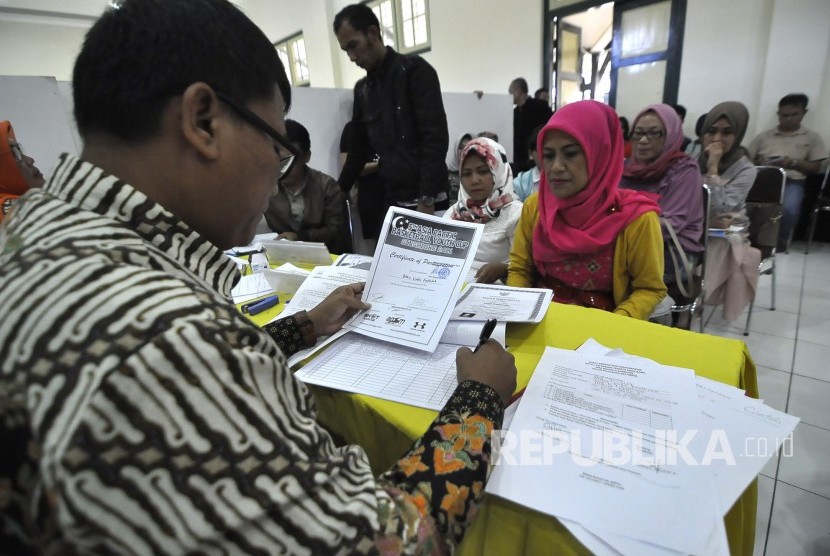 Sejumlah orang tua menemani anaknya mendaftarkan melalui jalur non akademik di SMA Negeri 3, Jalan Bangka, Kota Bandung (ilustrasi) 