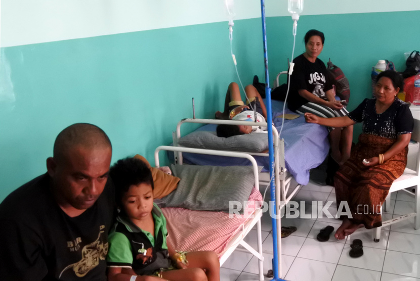 Sejumlah orang tua menjaga anaknya yang sedang dirawat akibat terserang demam berdarah dengue (DBD) di RS swasta Santo Gabriell Kewapante di Kabupaten Sikka, NTT, Kamis (12/3/2020). (Antara/Kornelis Kaha)