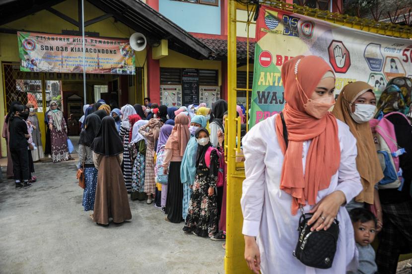 Sejumlah orang tua menunggu anaknya saat hari pertama masuk sekolah di SDN 038 Kiaracondong, Bandung, Jawa Barat. Berdasarkan laman ppdb.bandung.go.id, ada lima SD di Kota Bandung yang sepi peminat.