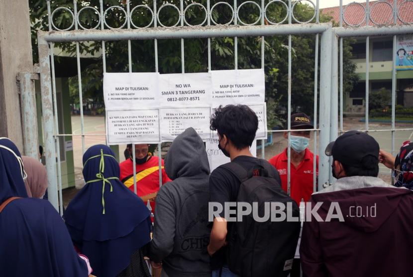 Sejumlah orang tua murid antre menyerahkan berkas untuk mendaftarkan masuk sekolah anaknya di SMAN 3 Tangerang, Tangerang, Banten. (ilustrasi)