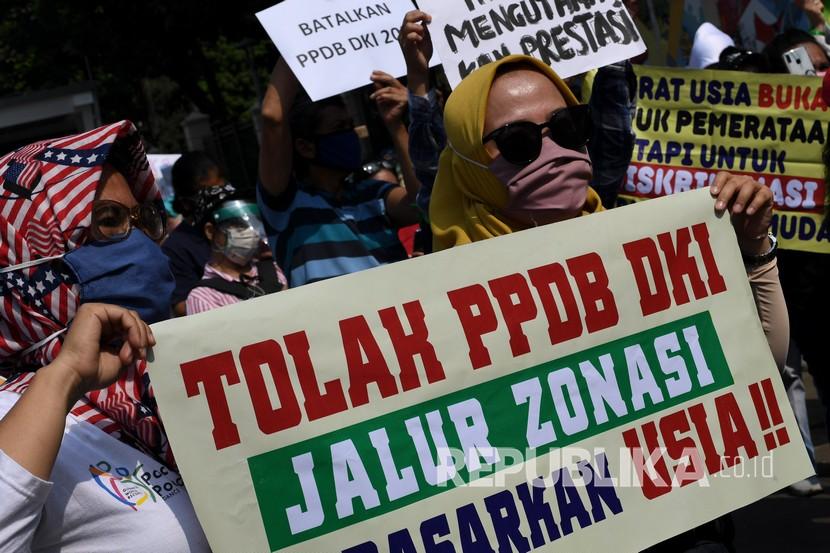 Sejumlah orang tua murid berunjuk rasa di depan kantor Kemendikbud, Jakarta, Senin (29/6/2020). PPDB jalur prestasi akademik akan dibuka pada 1 Juli.