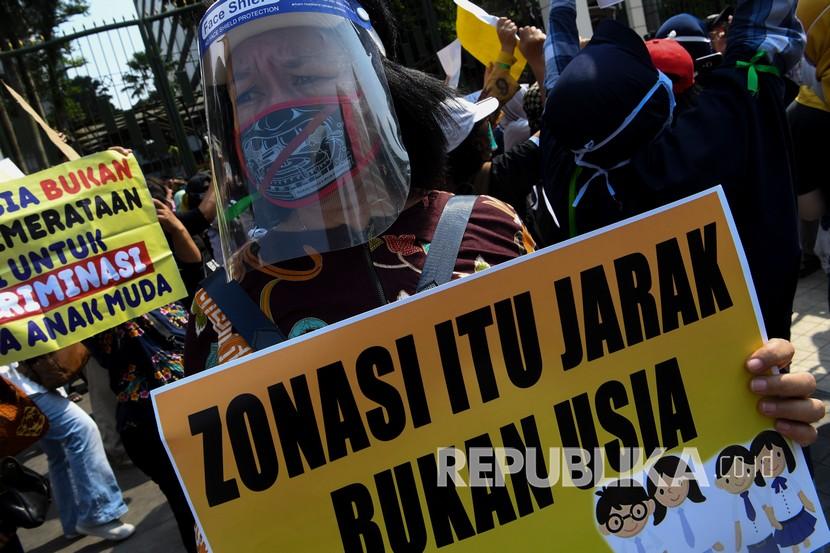 Sejumlah orang tua murid berunjuk rasa di depan kantor Kemendikbud, Jakarta, Senin (29/6/2020). Unjuk rasa yang diikuti ratusan orang tua murid tersebut menuntut penghapusan syarat usia dalam Penerimaan Peserta Didik Baru (PPDB) DKI Jakarta.