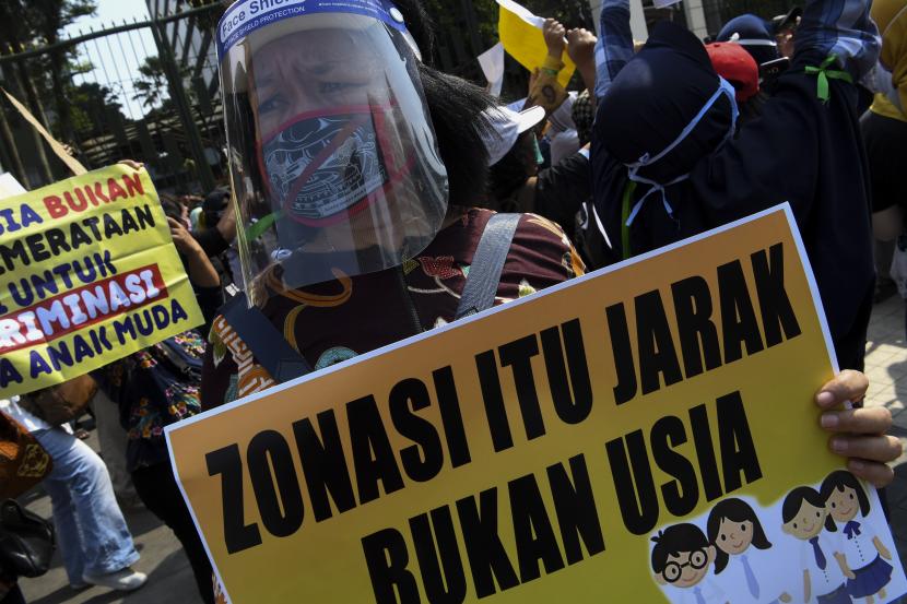 Sejumlah orang tua murid berunjuk rasa di depan kantor Kemendikbud, Jakarta.