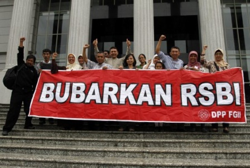 Sejumlah orang tua/wali murid berfoto bersama seusai menghadiri sidang pembacaan amar putusan pengujian pasal 50 ayat (3) Undang-Undang Nomor 20 Tahun 2003 tentang Sistem Pendidikan Nasional di Mahkamah Konstitusi, Jakarta, Selasa (8/1). 