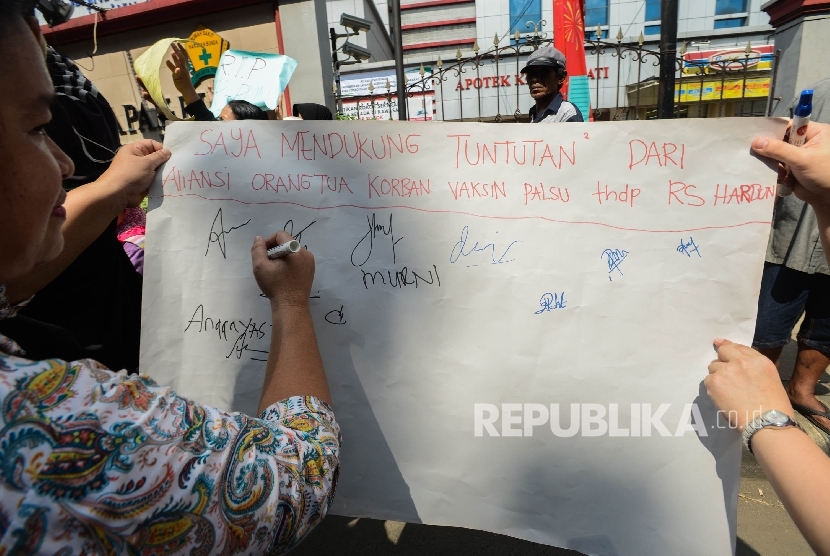 Sejumlah orang tua yang tergabung dalam Aliansi Orang Tua Korban Vaksin Palsu melakukan aksi di Halaman Rumah Sakit Harapan Bunda, Jakarta, Sabtu (23/7).