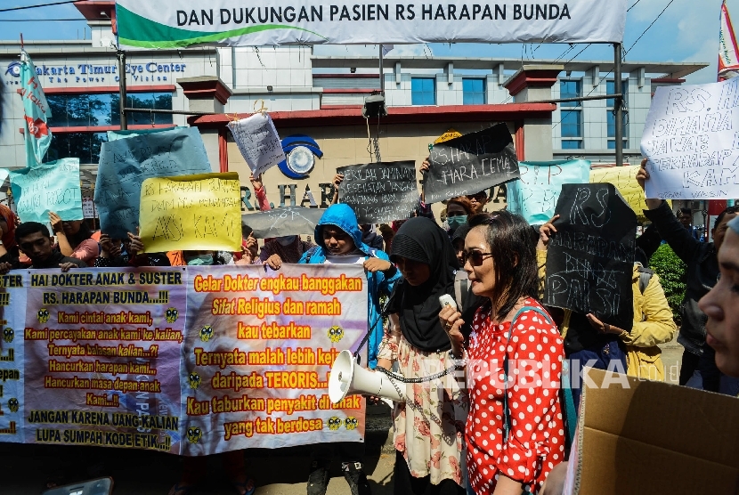 Sejumlah orang tua yang tergabung dalam Aliansi Orang Tua Korban Vaksin Palsu melakukan aksi di Halaman Rumah Sakit Harapan Bunda, Jakarta, Sabtu (23/7)