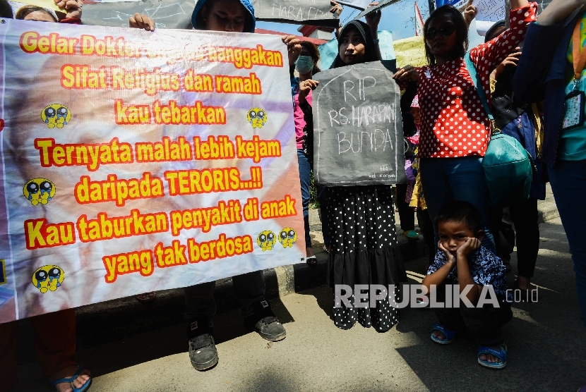 Sejumlah orang tua yang tergabung dalam Aliansi Orang Tua Korban Vaksin Palsu melakukan aksi di Halaman Rumah Sakit Harapan Bunda, Jakarta, Sabtu (23/7)