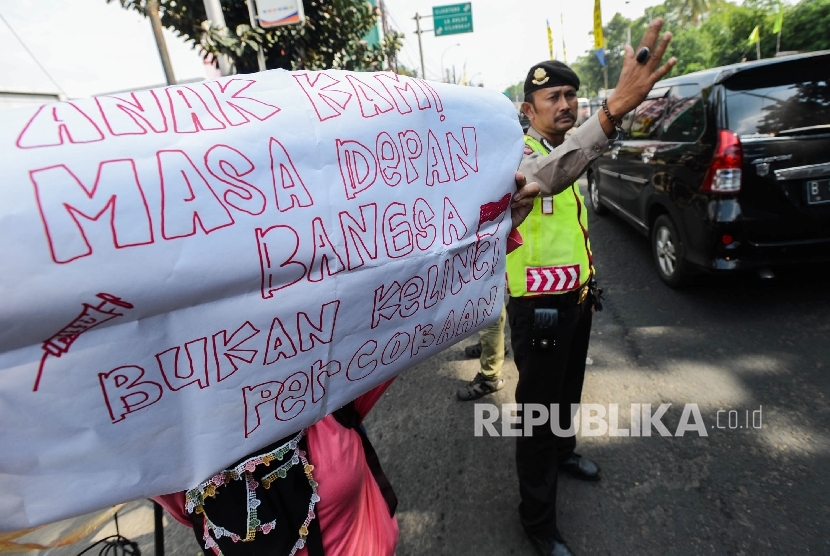 Sejumlah orang tua yang tergabung dalam Aliansi Orang Tua Korban Vaksin Palsu melakukan aksi di Halaman Rumah Sakit Harapan Bunda, Jakarta, Sabtu (23/7)