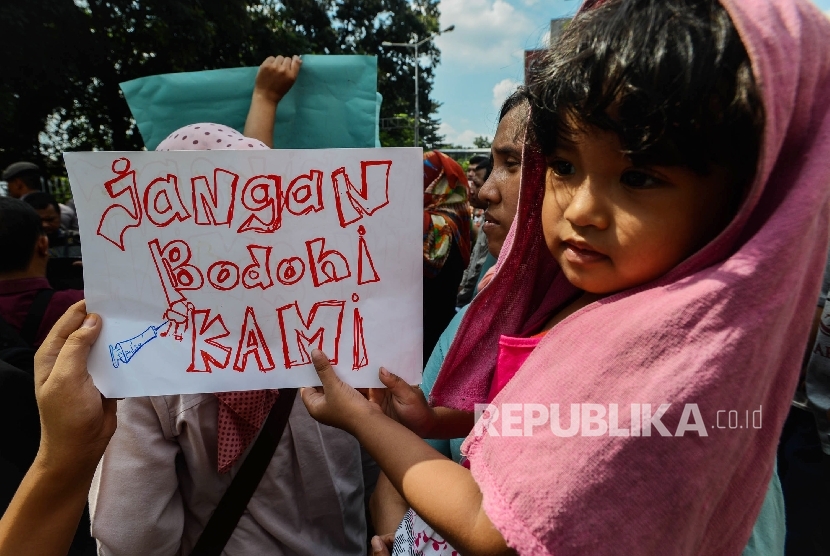 Sejumlah orang tua yang tergabung dalam Aliansi Orang Tua Korban Vaksin Palsu melakukan aksi di Halaman Rumah Sakit Harapan Bunda, Jakarta, Sabtu (23/7).