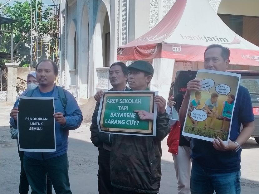  Sejumlah orang tua/wali murid melaksanakan aksi simbolik protes PPDB (ilustrasi). SMAN 5 Tangerang sebut soal keluhan orangtua, pihak sekolah tidak tahu menahu.