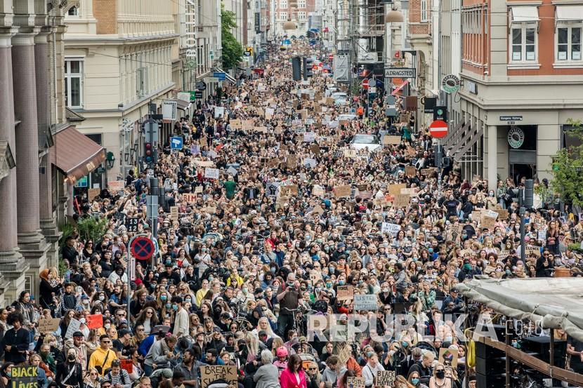 Sejumlah orang turut mengambil bagian dalam aksi demonstrasi Black Lives Matter di Kopenhagen, Denmark, Ahad (7/6). Aksi tersebut sebagai tanggapan atas pembunuhan George Floyd oleh petugas polisi di Minneapolis, AS, yang telah menyebabkan protes di banyak negara dan di seluruh dunia.  Aksi unjuk rasa dikuatirkan bisa menjadi bibit penyebaran Covid-19.