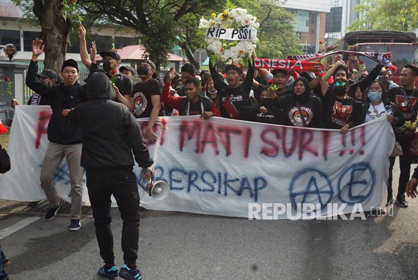 Sejumlah orang yang tergabung dalam Aliansi Suporter Indonesia Malaysia (ASIM) berunjuk rasa di dekat pintu masuk suporter Indonesia di pintu E di Stadion Bukit Jalil, Kuala Lumpur, Selasa (19/11/2019).