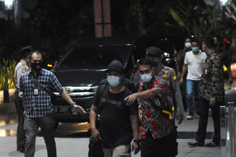 Sejumlah orang yang terjaring Operasi Tangkap Tangan (OTT) oleh KPK tiba di Gedung Merah Putih KPK, Jakarta, Rabu (19/1/2022). KPK mengamankan tujuh orang dalam OTT pada Selasa (18/1) malam, salah satunya Bupati Langkat Terbit Rencana Perangin Angin terkait dugaan tindak pidana korupsi di Kabupaten Langkat, Sumatera Utara.