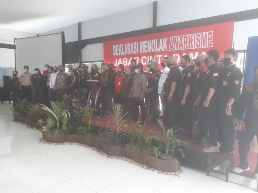 sejumlah organisasi kemasyarakatan (ormas) di Jawa Barat mendeklarasikan diri menolak tindakan anarkisme, Jumat (16/10). 