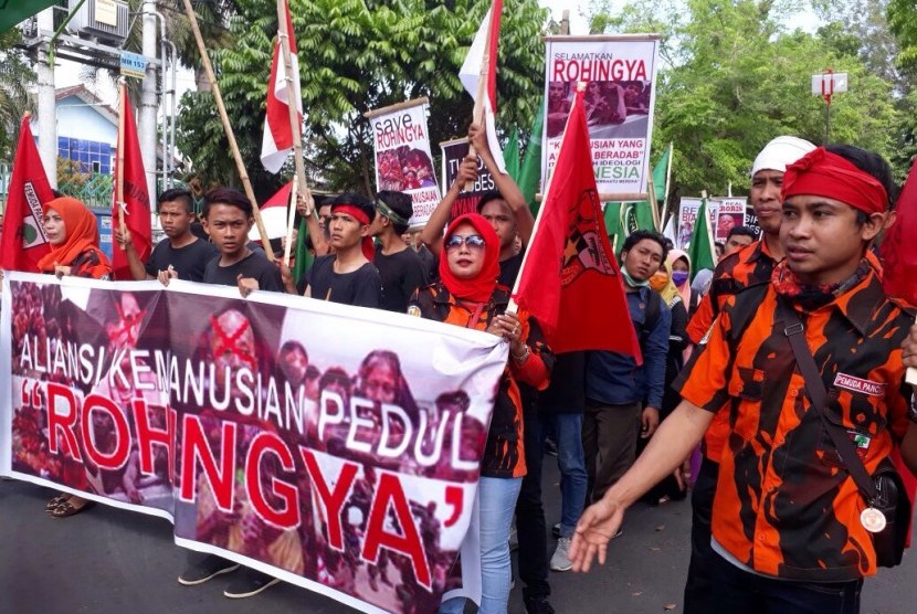 Sejumlah organisasi masyarakat yang tergabung dalam Aliansi Kemanusiaan Peduli Rohingya melakukan aksi protes di Kota Mataram, Nusa Tenggara Barat, Senin (4/9).