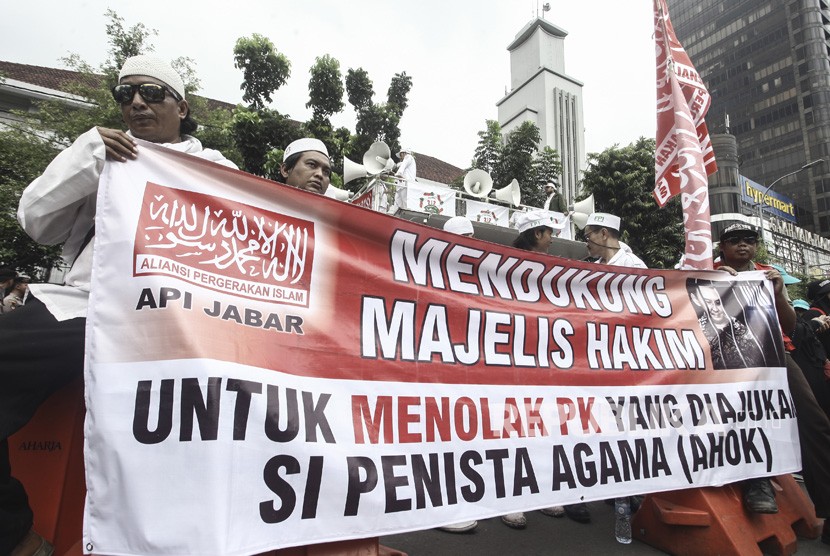 Sejumlah ormas melakukan aksi unjuk rasa saat berlangsungnya sidang Peninjauan Kembali (PK) ke Mahkamah Agung (MA) terkait kasus penistaan agama yang menjerat Ahok di depan Pengadilan Negeri Jakarta Utara, Jakarta. 
