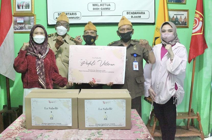 Sejumlah paket sembako diberikan tim La Sabelle kepada Legiun Veteran Republik Indonesia (LVRI) Tangerang Selatan.