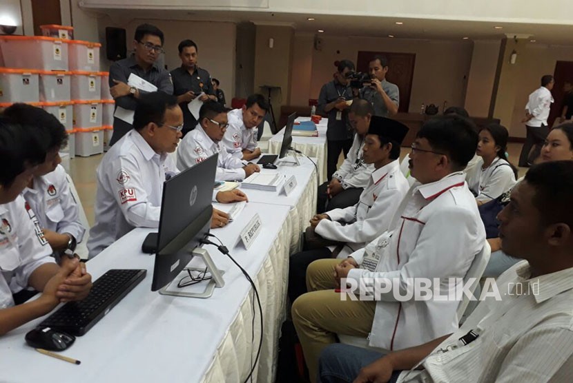 Sejumlah partai melakukan proses penyerahan berkas di Kantor Pusat KPU, Menteng, Jakarta, Senin (20/11). 