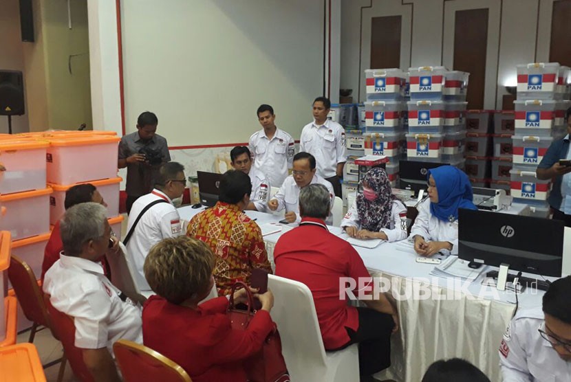 Sejumlah partai melakukan proses penyerahan berkas di Kantor Pusat KPU, Menteng, Jakarta, Senin (20/11). 