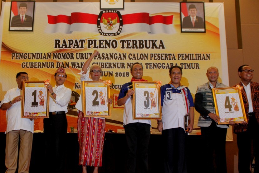 Sejumlah pasangan calon gubernur-wakil gubernur NTT berpose bersama usai mendapatkan nomor urut usai rapat pleno terbuka penarikan nomor urut yang digelar oleh KPU di Kupang, NTT (13/2).