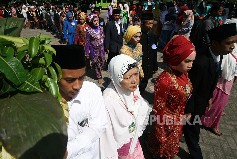 Sejumlah pasangan mengikuti pawai prosesi nikah massal 