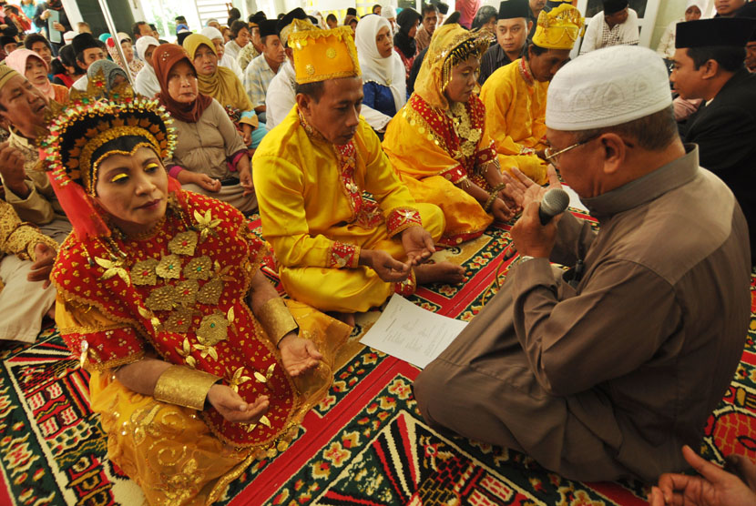 Kuningan Gelar Hajat Besar Resepsi Pernikahan 64 Pasangan Itsbat Nikah. Foto: Sejumlah pasangan pengantin melakukan ijab kabul saat berlangsungnya nikah massal.  (ilustrasi)
