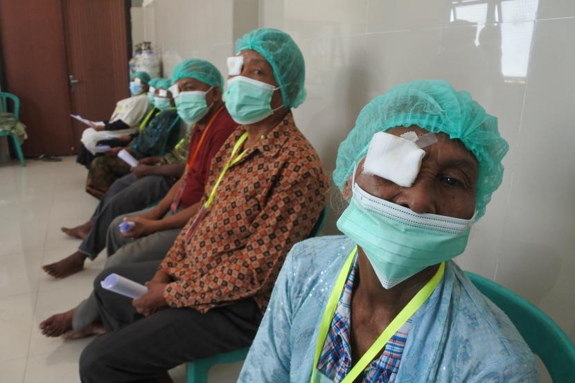 Pasien operasi katarak di RSUD Besuki, Situbondo, Jawa Timur, Sabtu (18/6/2022). Katarak merupakan kondisi keruh pada lensa mata yang membuat sulit untuk melihat.