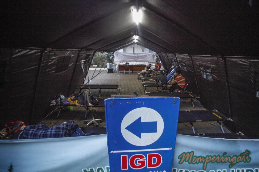 Sejumlah pasien berada di tenda darurat Rumah Sakit Umum Daerah (RSUD) Cibinong, Kabupaten Bogor, Jawa Barat. (ilustrasi)