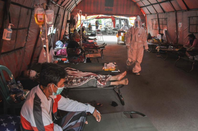 Sejumlah pasien beristirahat di ruang IGD (Instalasi Gawat Darurat) tambahan, (ilustrasi). Kementerian Pertahanan (Kemhan) akan menyiapkan 1.000 tempat tidur tambahan bagi pasien Covid-19 yang tak tertampung lagi di Rumah Sakit (RS) dr Suyoto, Pusrehab Kemhan, Jakarta. 