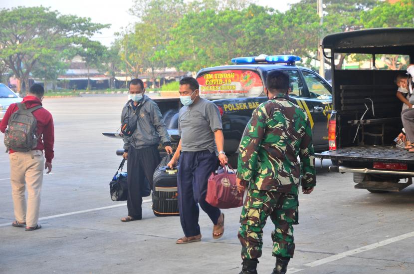 Sejumlah pasien COVID-19 berjalan setibanya di rusun karantina bakalankrapyak Kudus, Jawa Tengah, Ahad (6/6/21). 