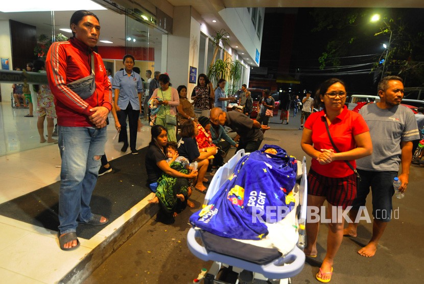 Sejumlah pasien dan keluarga berkumpul di area parkir rumah sakit yang diungksikan saat terjadi gempa (ilustrasi)