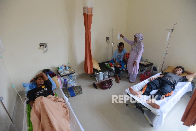  Sejumlah pasien Demam Berdarah Dengue (DBD) dirawat dengan menggunakan velbed di ruangan cempaka yang berada di Rumah Sakit Umum Daerah (RSUD) Cibinong, Bogor, Jawa Barat, Selasa (1/3).