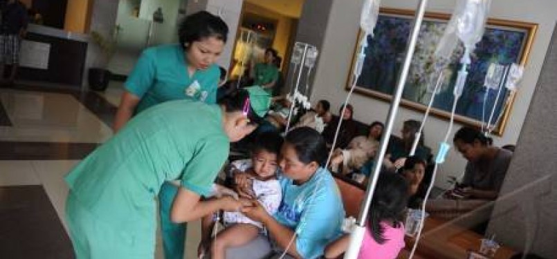 Sejumlah pasien dievakuasi di rumah sakit Kasih Ibu, Denpasar, Bali, Kamis (13/10). 