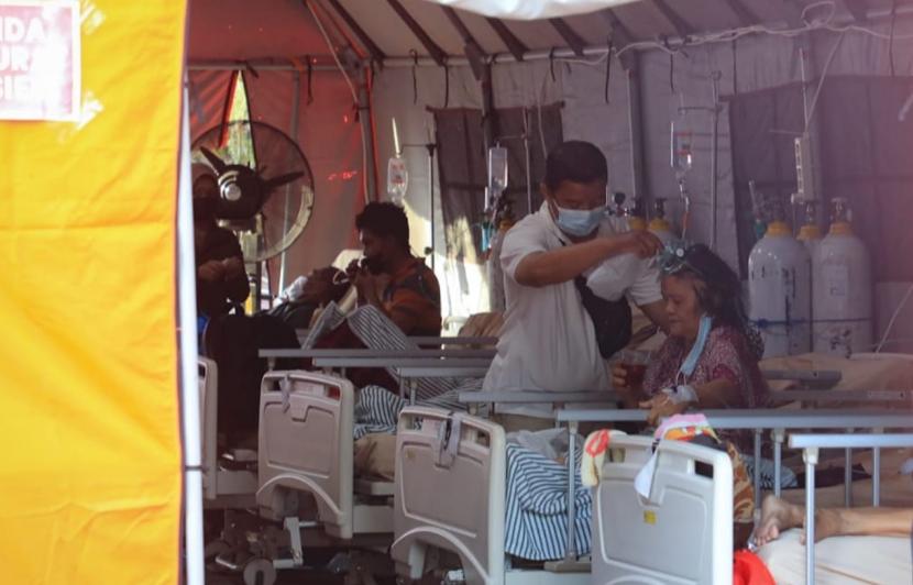 Sejumlah pasien ditangani di tenda darurat yang didirikan di halaman depan IGD RSUD Tugurejo, Kota Semarang, Jawa Tengah, Rabu (23/6). Akibat lonjakan pasien yang ingin dirawat, rumah sakit milik Pemprov jawa tengah ini harus mendirikan tenda darurat untuk bisa menangani.