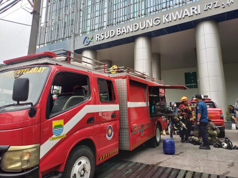 Sejumlah pasien diungsikan keluar Rumah Sakit Bandung Kiwari di Jalan Kopo, Kota Bandung akibat kebakaran di ruang ICU lantai empat, Rabu (1/2/2023).