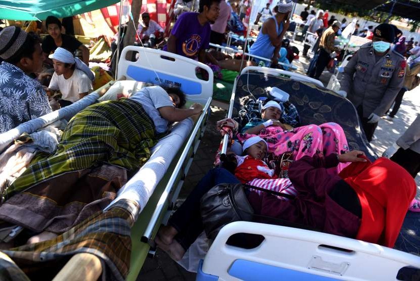 Sejumlah pasien korban gempa bumi dirawat di halaman RSUD Tanjung, Lombok Utara, NTB, Senin (6/8).