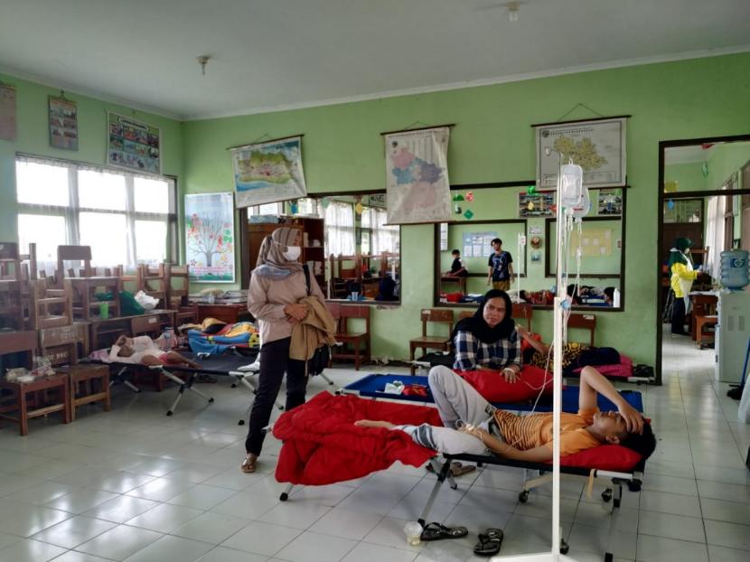 Sejumlah pasien korban keracunan massal di Kecamatan Mangkubumi, Kota Tasikmalaya, mulai diperbolehkan pulang, Ahad (11/10)