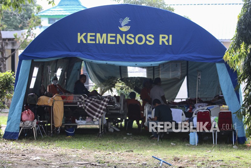 Sejumlah pasien menjalani perawatan di dalam tenda darurat di teras RSUD Haulussy, Ambon, Maluku, Kamis (26/9/2019). 