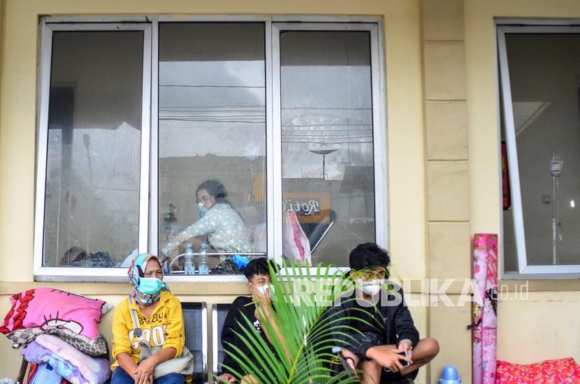 Sejumlah pasien menjalani perawatan di lorong IGD Rumah Sakit Umum Daerah (RSUD) dr Soekardjo, Kota Tasikmalaya, Jawa Barat, Rabu (23/6/2021). Akibat ruang isolasi COVID-19 di RSUD dr Soekardjo penuh dengan Bad Occupancy Rate (BOR) melebihi 100 persen, mereka terpaksa mengantre, bahkan belasan di antaranya terpaksa menunggu di lorong IGD lantaran masuk dalam daftar tunggu untuk dipindahkan ke ruang isolasi.