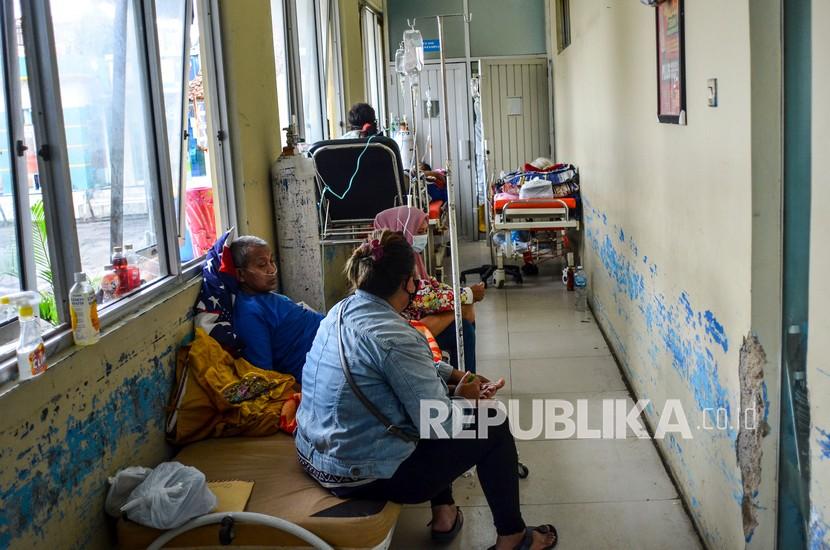 Sejumlah pasien menjalani perawatan di lorong IGD Rumah Sakit Umum Daerah (RSUD) dr Soekardjo, Kota Tasikmalaya, Jawa Barat, Rabu (23/6/2021). Pasien terpaksa antre bahkan belasan diantaranya terpaksa menunggu di lorong IGD dikarenakan ruang isolasi COVID-19 di RSUD dr Soekardjo penuh dengan Bad Occupancy Rate (BOR) melebihi 100 persen.