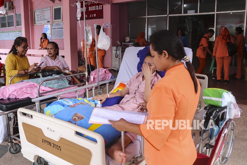 Sejumlah pasien menjalani perawatan di teras RSUD Haulussy, Ambon, Maluku, Kamis (26/9/2019).