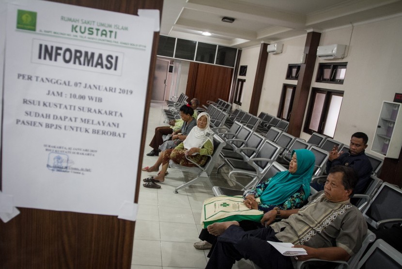 Lima Kaidah Syariah yang Perlu Dipenuhi Pelayanan RS Islam. Sejumlah pasien menunggu antrean pendaftaran di Rumah Sakit Umum Islam (RSUI) Kustati, Solo, Jawa Tengah.